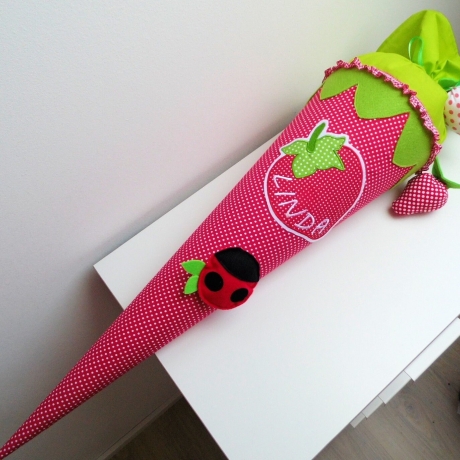 Schultüte Erdbeere mit Kissen mit Namen bestickt 