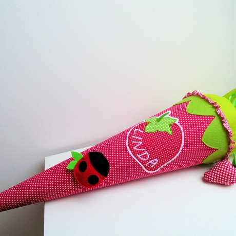 Schultüte Erdbeere mit Kissen mit Namen bestickt 
