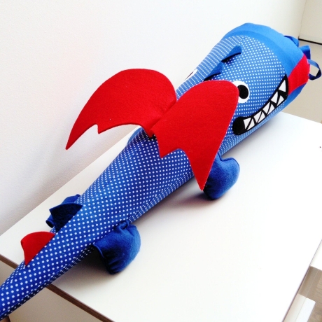 Schultüte Drache aus Stoff mit Kissen und Name bestickt