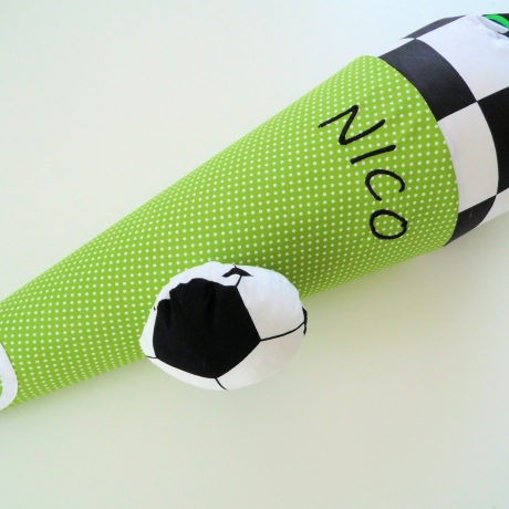 Schultüte Fußball mit Kissen und Namen bestickt