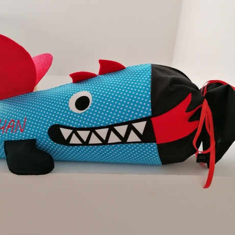 Schultüte Drache aus Stoff mit Kissen und Name bestickt