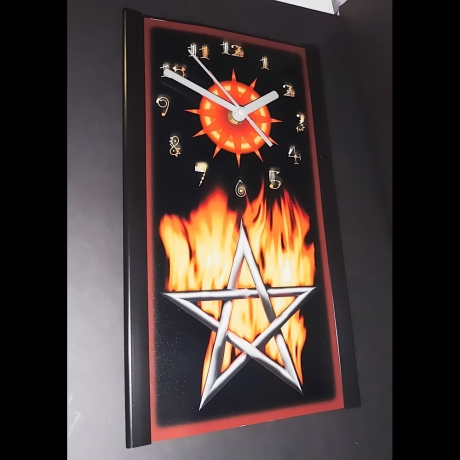 Wanduhr mit brennendem Pentagramm