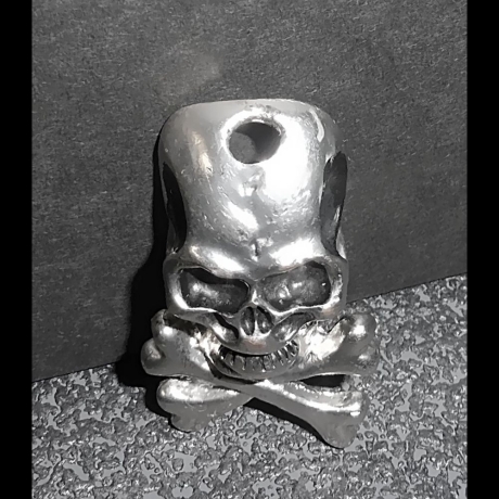 Silberfarbener Totenkopf mit gekreuzten Knochen aus Metall