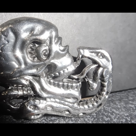 Silberfarbener Totenkopf mit Schlange (Zungenkuß) aus Metall