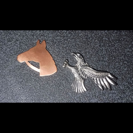 Adler und Pferdekopf aus Metall