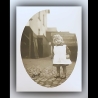 Altes Foto - Mädchen mit Holzpferd auf Pflastersteinen