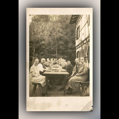 Altes Foto - Menschen an Tafel vor Fachwerkhaus - Postkarte