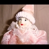 Pierrot in rosa Kostüm - sitzend