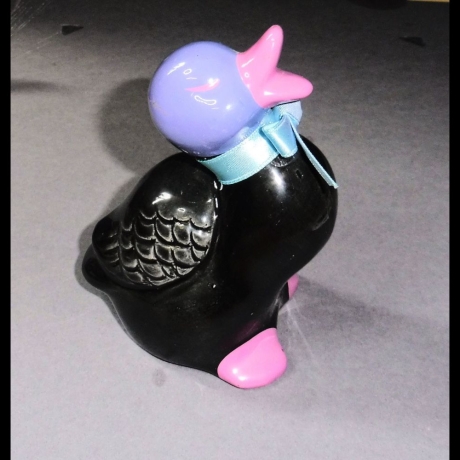 Schwarze Keramik Gans / Ente mit rosa Füßen, Schnabel und lila Kopf