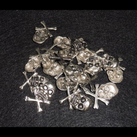 18 Silberfarbene Totenköpfe mit gekreuzten Knochen aus Metall