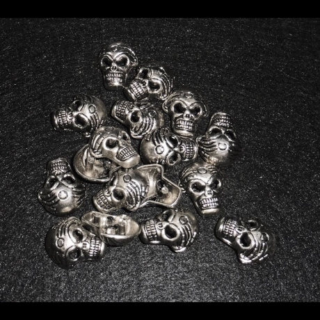 17 Silberfarbene Totenköpfe aus Metall