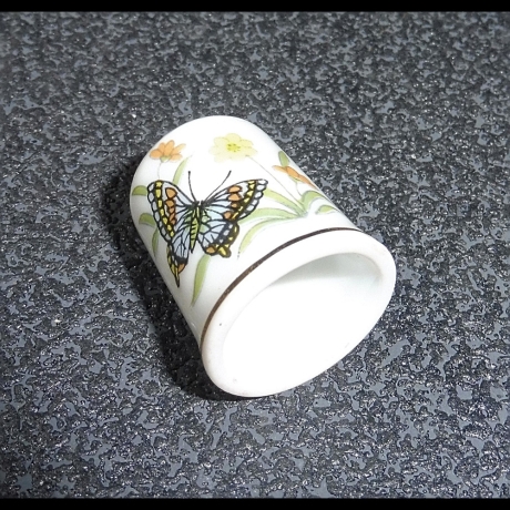 Porzellan Fingerhut mit Schmetterlingen und Blumen bemalt