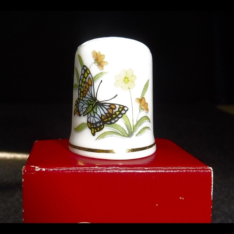Porzellan Fingerhut mit Schmetterlingen und Blumen bemalt