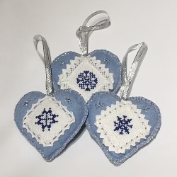 Christbaum-Anhänger Herz mit Ornament, blau-weiss 10 cm