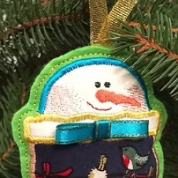 Anhänger Schneemann aus Stoff, Handarbeit, 10,5x7,5 cm