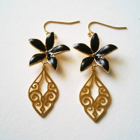einzigartige Ohrringe in Gold mit schwarzen Blümchen 