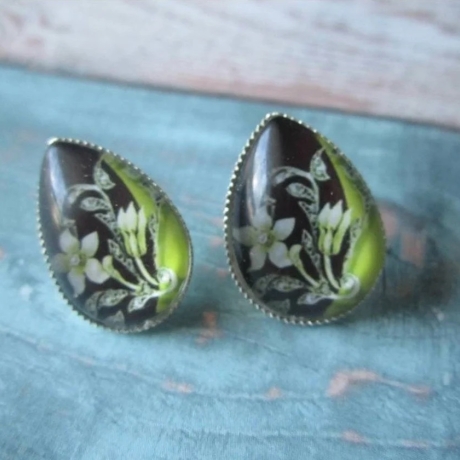 versilberte Ohrstecker mit schönem floralen Cabochon