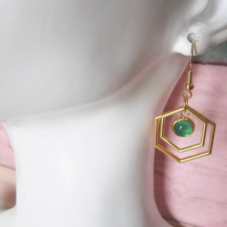 goldene Hexagon Ohrringe mit einem Onyx Achat 