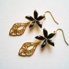 einzigartige Ohrringe in Gold mit schwarzen Blümchen 