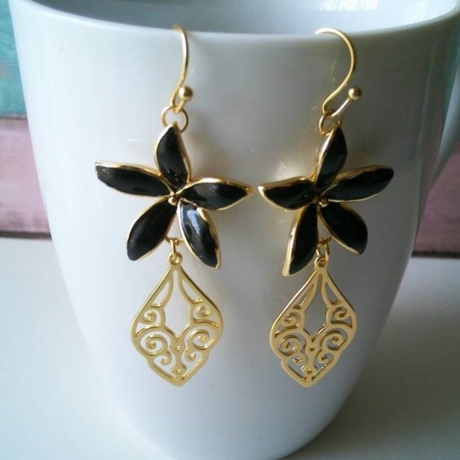 einzigartige Ohrringe in Gold mit schwarzen Blümchen 