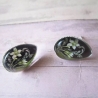 versilberte Ohrstecker mit schönem floralen Cabochon