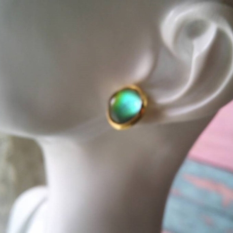 Ohrstecker Edelstahl mit einem Regenbogen Glascabochon