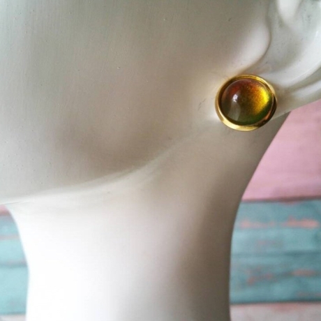 Ohrstecker Edelstahl mit einem Regenbogen Glascabochon