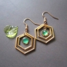 goldene Hexagon Ohrringe mit einem Onyx Achat 