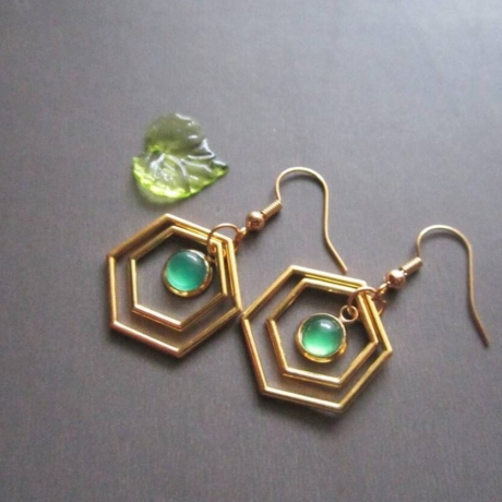 goldene Hexagon Ohrringe mit einem Onyx Achat 