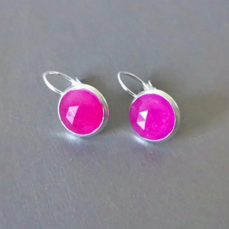 Ohrschmuck aus versilbertem Edelstahl mit facettiertem Jade Stein