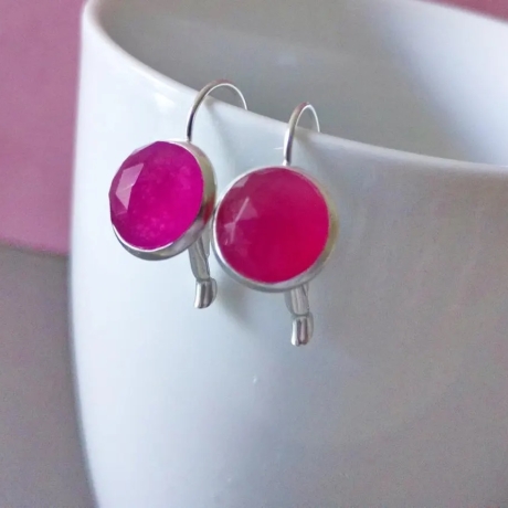 Ohrschmuck aus versilbertem Edelstahl mit facettiertem Jade Stein