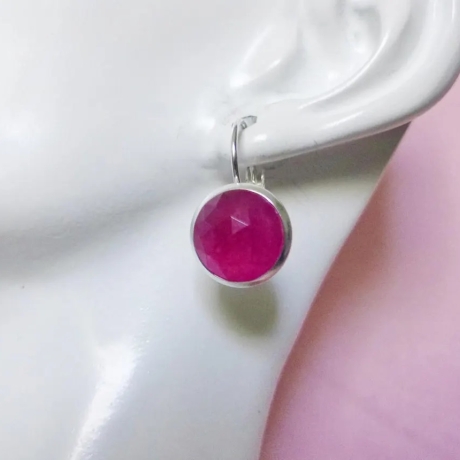 Ohrschmuck aus versilbertem Edelstahl mit facettiertem Jade Stein