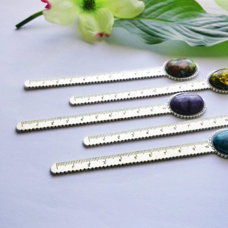 Lesezeichen mit verschiedenen Edelstein Cabochons 