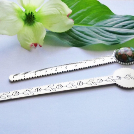 Lesezeichen mit verschiedenen Edelstein Cabochons 