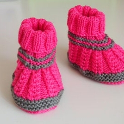 grau pinke Babyschuhe 3-6 Monate aus Babygarn grau pinke Babyschuhe 3-6 Monate aus Babygarn