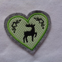 Applikation/Aufnäher Herz mit gest. Hirsch und Ornamenten