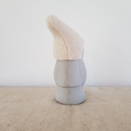 HausZwerg Dekofigur Beton / WOLLFilz Mütze creme Handnaht 28 cm
