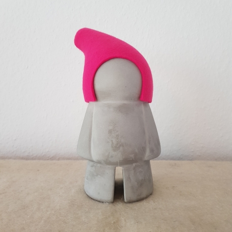 handmade Zwerg / Gartenzwerg Figur Beton mit Filz Mütze pink 28cm