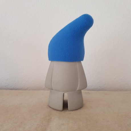 handmade Zwerg / Gartenzwerg Figur Beton mit Filz Mütze blau 28cm