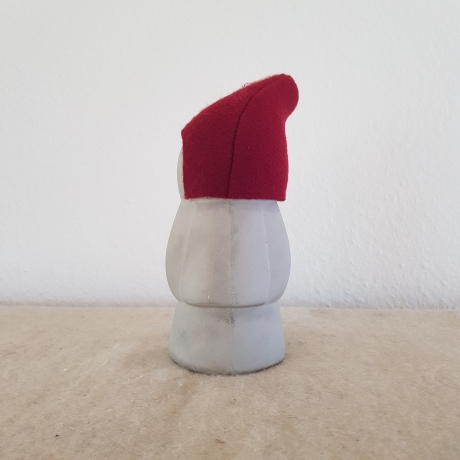 handmade Zwerg / Gartenzwerg Figur Beton mit Filz Mütze rot 28cm