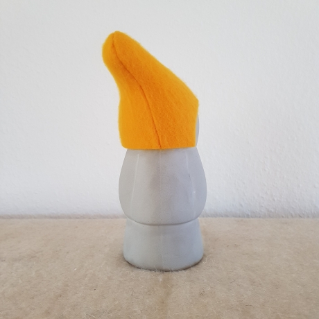 Zwerg handgegossen Gartenzwerg Figur Beton / Filz Mütze gelb 28cm
