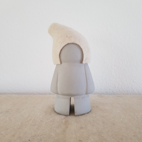 HausZwerg Dekofigur Beton / WOLLFilz Mütze creme Handnaht 28 cm