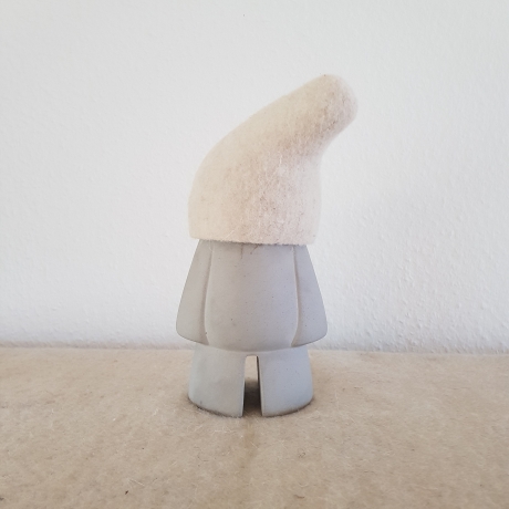 HausZwerg Dekofigur Beton / WOLLFilz Mütze creme Handnaht 28 cm