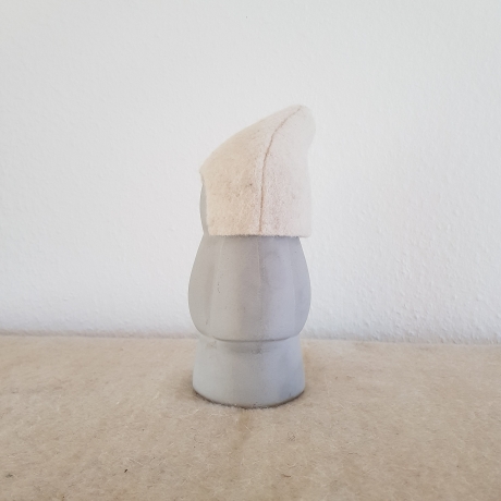 HausZwerg Dekofigur Beton / WOLLFilz Mütze creme Handnaht 28 cm