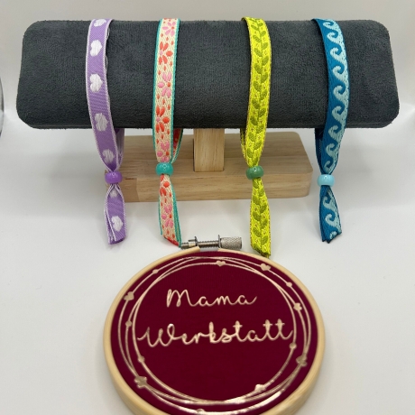 Buntes „Boho-Style“ Webarmband mit Motiv und Kunststoffperle