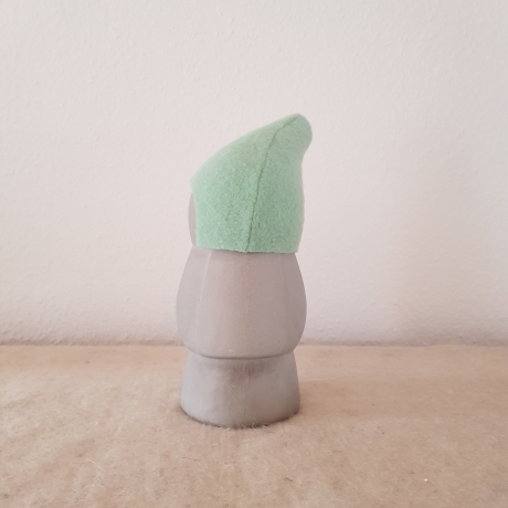 HausZwerg handgegossen Beton Skulptur / Wollfilz Mütze mint 28cm