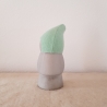 HausZwerg handgegossen Beton Skulptur / Wollfilz Mütze mint 28cm