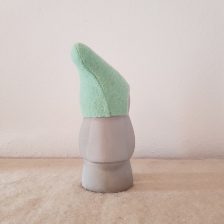 HausZwerg handgegossen Beton Skulptur / Wollfilz Mütze mint 28cm