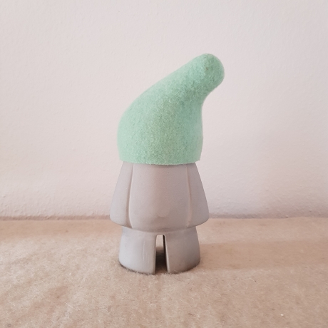 HausZwerg handgegossen Beton Skulptur / Wollfilz Mütze mint 28cm