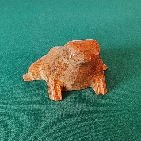 Frosch aus Walnussholz – 